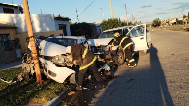 Conductor ebrio robó una camioneta de una empresa y la chocó