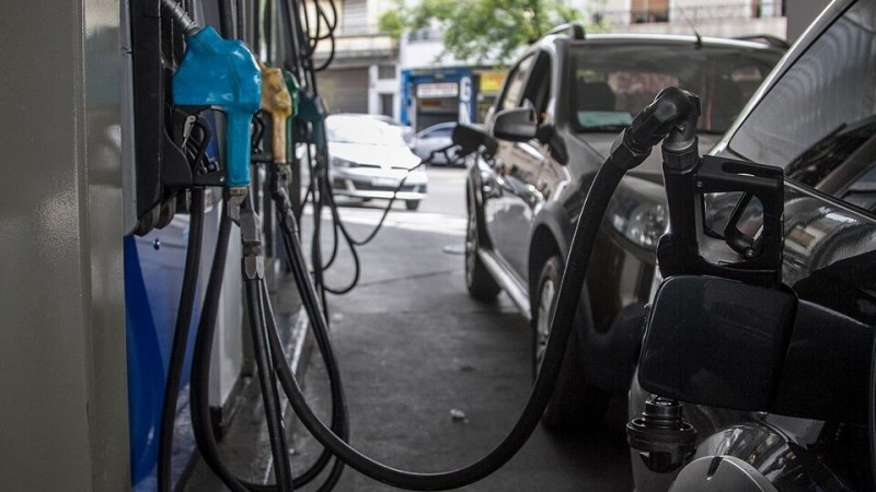 Aumenta la nafta: descongelaron el impuesto al combustible y habr subas 