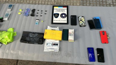 Tres detenidos por circular en un auto con un kilo de cocaína y celulares robados