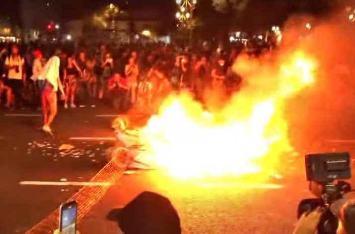 Incidentes y represin en las afueras del Congreso tras la sesin 