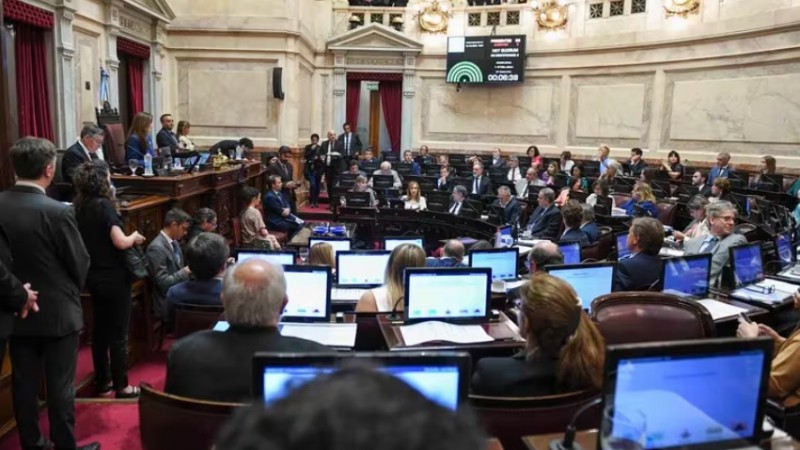 Los senadores a la espera de firmar un dictamen.