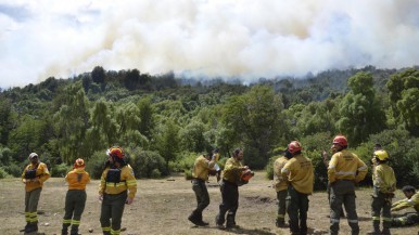 El viento puede complicar la lucha contra el fuego en el Parque Los Alerces