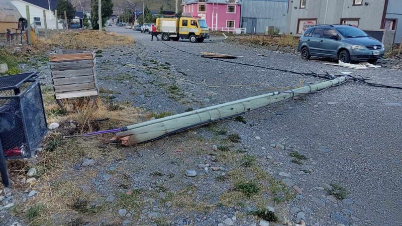  Cada de poste y cortes de luz e internet en El Chaltn 