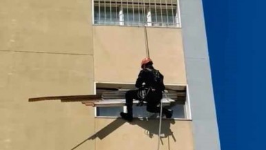 Río Gallegos: el viento desprendió la persiana en un edificio e intervinieron los bomberos