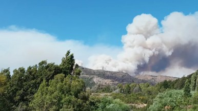 Emergencia en Los Alerces: evacuación de familias y avance del fuego sobre el río Percy