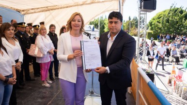 El gobernador participó de los festejos por el 76° aniversario de Los Antiguos y anunció la construcción de un gimnasio para el secundario N°15