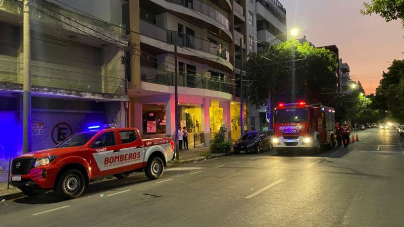 Voraz incendio en un edificio de Crdoba: un muerto de 75 aos y 40 evacuados