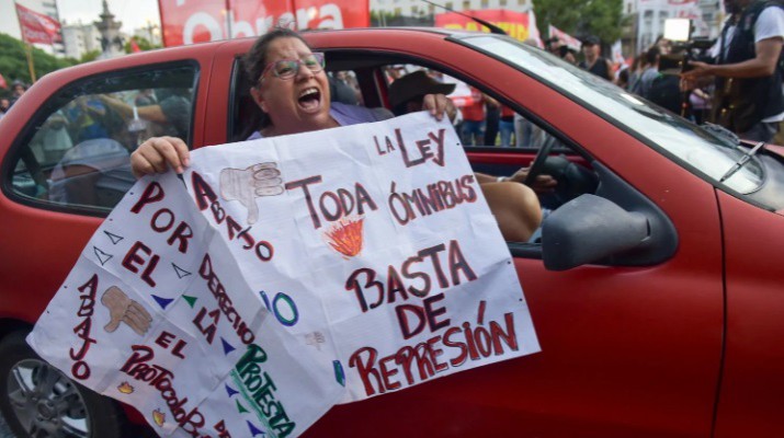 Hubo festejos afuera del Congreso tras la derrota del Gobierno por la Ley mnibus