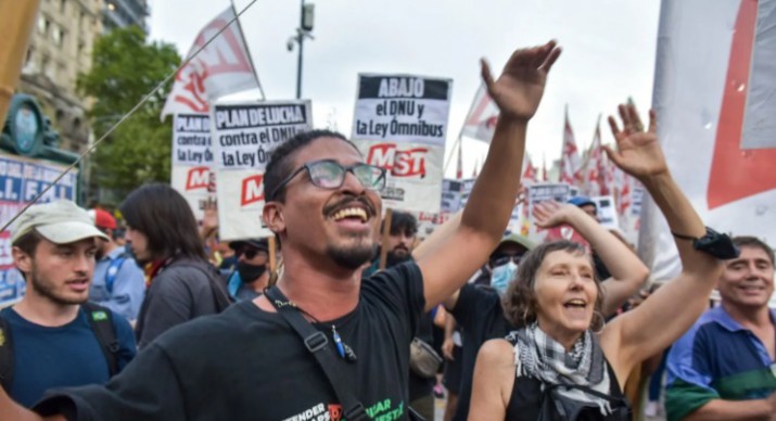 Hubo festejos afuera del Congreso tras la derrota del Gobierno por la Ley mnibus