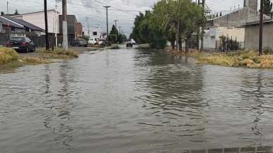 Río Gallegos con calles inundadas y problemas de circulación 