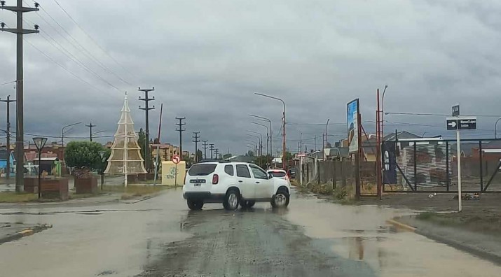 Ro Gallegos con calles inundadas y problemas de circulacin 