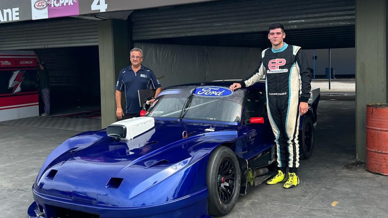 Ulises Armelini junto a Thiago en la primera prueba del Ford Falcon. 