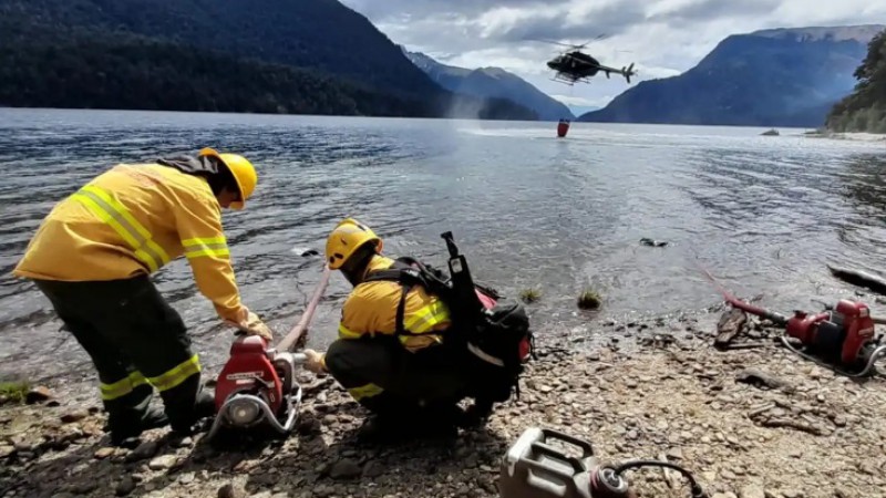 Sigue activo el fuego en el parque Nahuel Huapi 