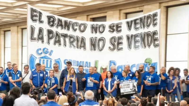 Bancarios anuncian medidas tras denunciar que el Gobierno avanza con la privatizacin del Banco Nacin