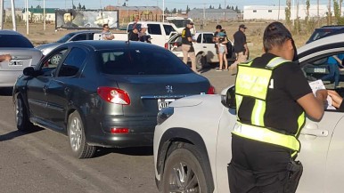 Operativo policial: detenidos por intento de hurto de gorras en la Fiesta del Róbalo 2024 en Puerto Santa Cruz