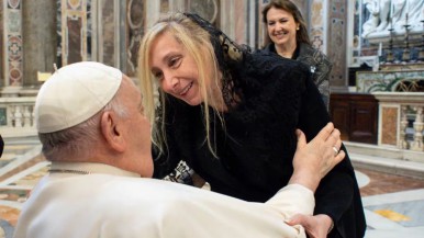 El error del canal oficial del Vaticano: presentaron como "esposa" del presidente a su hermana