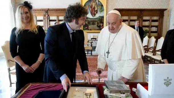 Los regalos que Javier Milei le dio al papa Francisco