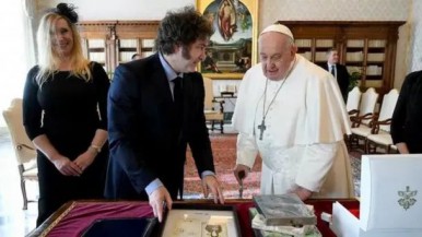 Javier Milei y el Papa Francisco: un intercambio de regalos en el Vaticano