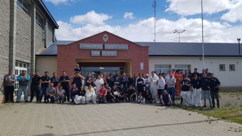 Funcionarios de gobierno se sumaron a las labores en la primaria N 91 del San Benito de Ro Gallegos