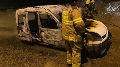 Milagrosa salvación: auto se incendia con una familia a bordo 