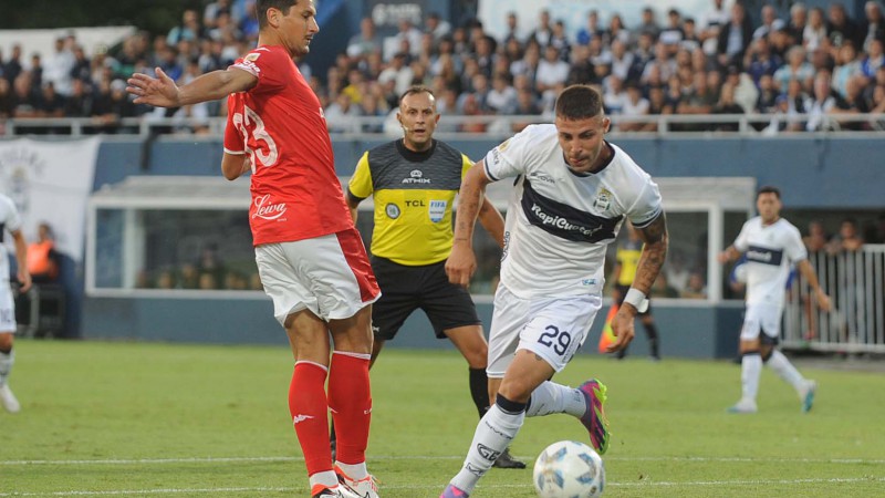 Gimnasia y Esgrima La Plata venci a Huracn. 