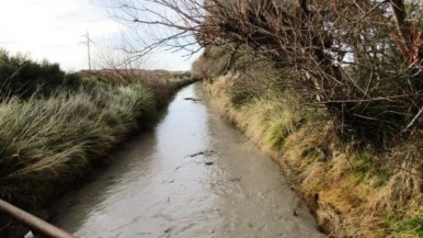 Un joven militar murió ahogado tras caer a un canal