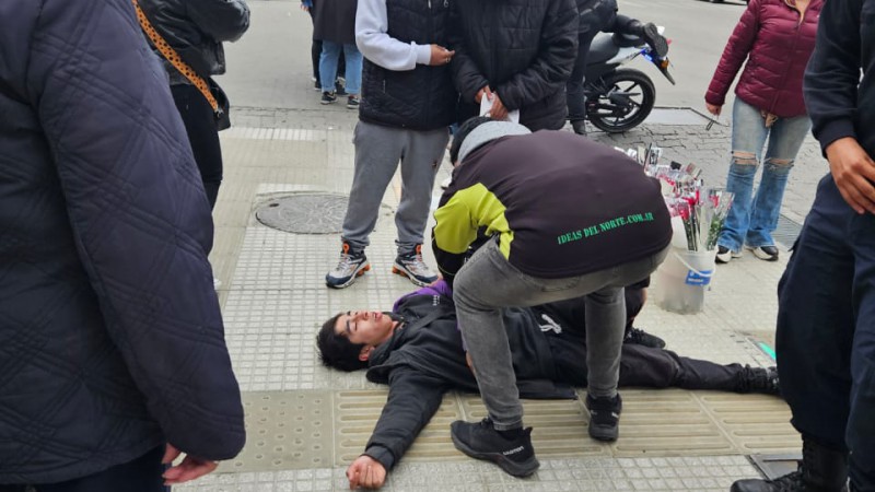 Brutalidad en el centro de Ro Gallegos: Desmayaron de una patada a un joven vendedor de flores