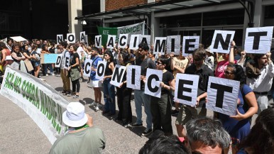 Científicos y estudiantes realizaron marcha por la continuidad de las Becas del Conicet 