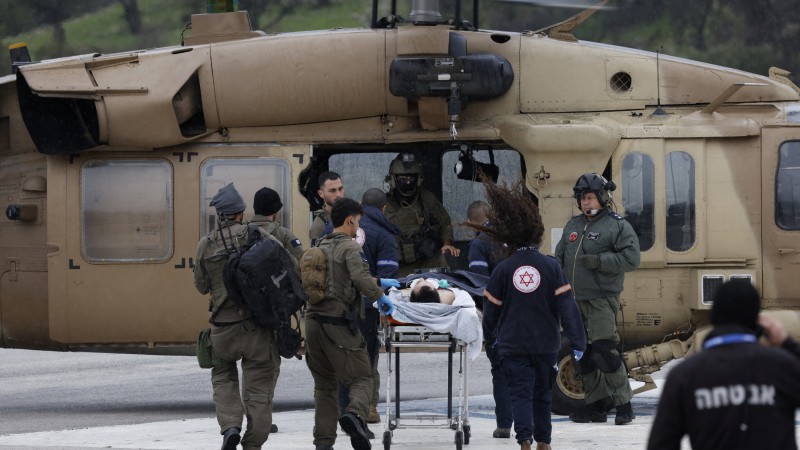 Un equipo mdico israel transporta a una persona herida en un ataque con cohetes lanzado desde el sur del Lbano 