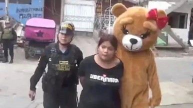 Perú: un policía se disfrazó de osito de peluche para atrapar a una narcotraficante