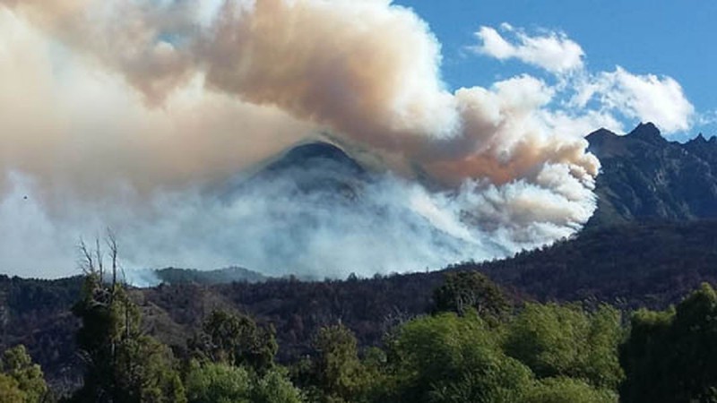 Incendio en Los Alerces: controlaron el fuego en algunos sectores pero advierten por las altas temperaturas