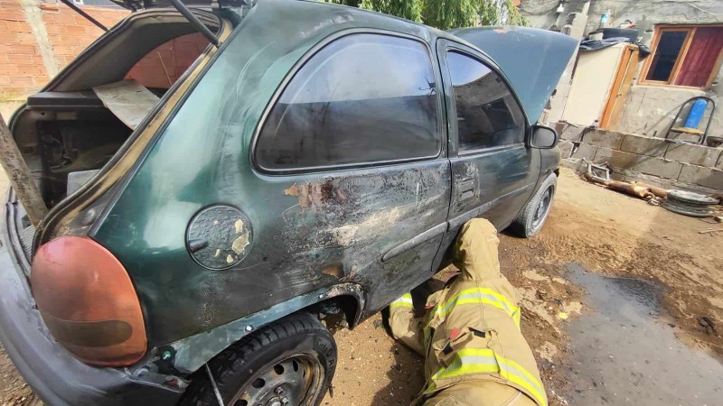 Principio de incendio en vehculo: rpida intervencin de bomberos evita daos mayores