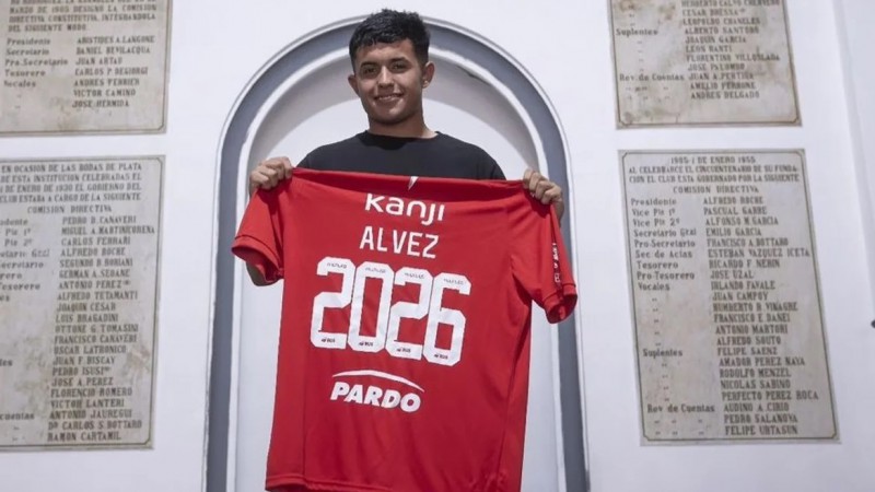 Thiago Alvez firm con Independiente hasta el 2026