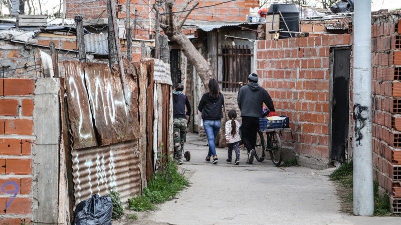 A pesar de la ayuda social, el 85% de los hogares que cobran planes sigue siendo pobre