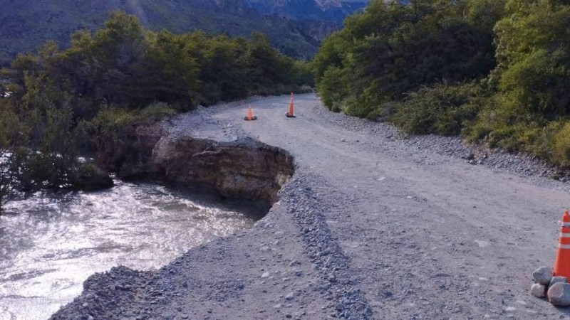 El ro socav parte de la ruta. 
