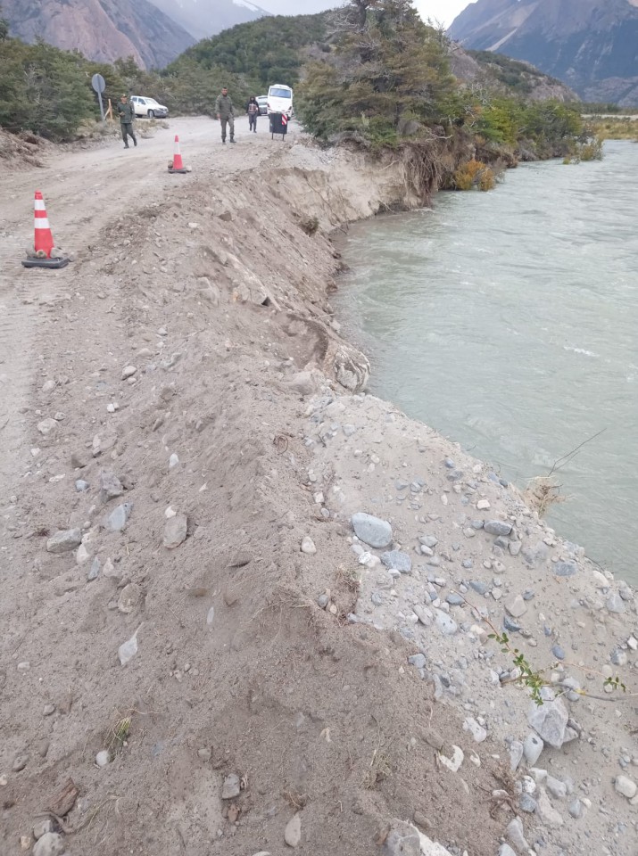 Realizan tareas para habilitar la Ruta N 41 entre El Chaltn y Lago del Desierto