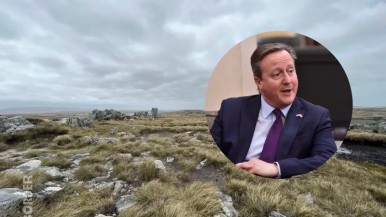 David Cameron viajó a las Islas Malvinas y dijo: "Espero que quieran ser británicas por mucho tiempo, posiblemente para siempre"