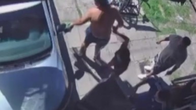 Video: discutió con el barbero, le chocó el auto contra el local y atropelló a un cliente