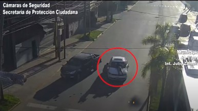 Video: chocó y escapó con la víctima colgada en el capot de su auto en una increíble persecución