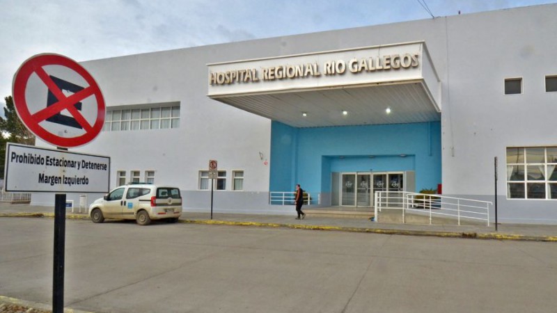 La mujer est siendo asistida en el hospital