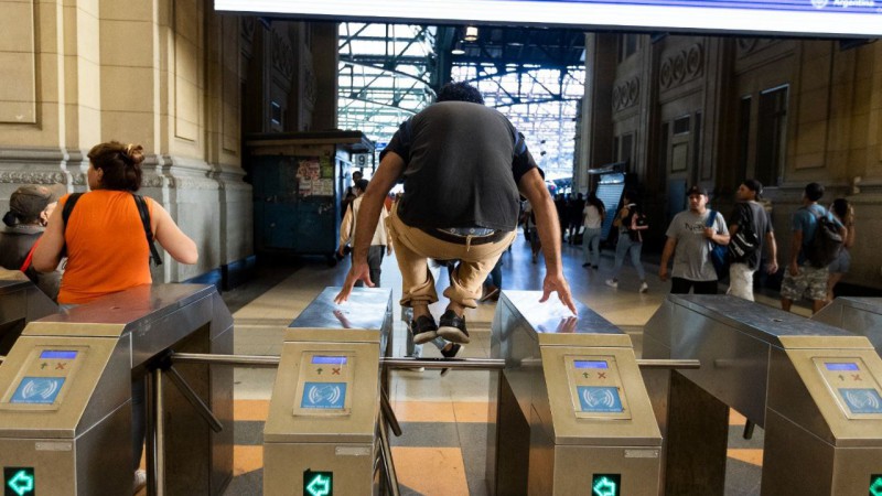 Por los aumentos del boleto, en Buenos Aires usuarios saltan los molinetes del tren