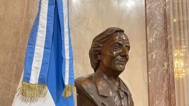 Decisión de la Vicepresidenta Victoria Villarruel: retiran el busto de Néstor Kirchner del Senado