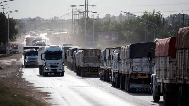 Camioneros acordaron un aumento salarial del 45% en dos tramos