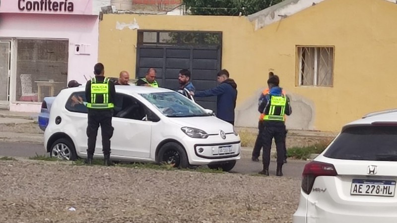 Los agentes encontraron a dos hombres dentro del automvil, aparentemente bajo los efectos del alcohol. 