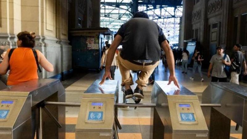 En Buenos Aires, estudiantes y organizaciones convocan a un "Molinetazo"  por el aumento del transporte publico 