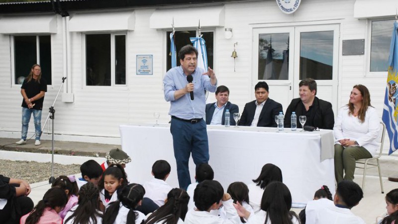 Busquet: "Cada da que los chicos y los maestros entran en una escuela es un da de celebracin"