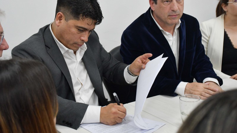 El gobernador Vidal participo de la firma de la paritaria de educacin.
 