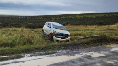 Trasladaron a una conductora al hospital trás vuelco