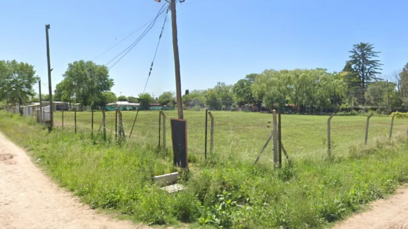 El cuerpo del joven fue encontrado en una cancha de ftbol ubicada en el barrio Gemes, en General Rodrguez. 
