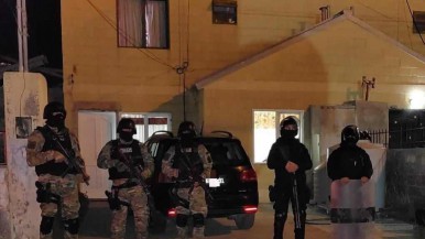 Amenazas con arma de fuego en Caleta Olivia: allanamientos nocturnos resultó en detenciones y secuestro de armas